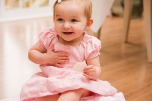 Ein Kind zeigt Bitte mit einer Gebärde